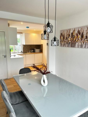 Groups and Contractors - Newly Renovated 4-bed